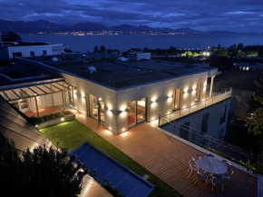 Contemporary Penthouse with Cinema room and breath-taking Lakeview